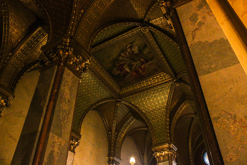 Tejado ornamentado con frescos y detalles dorados en el interior del Parlamento de Budapest.