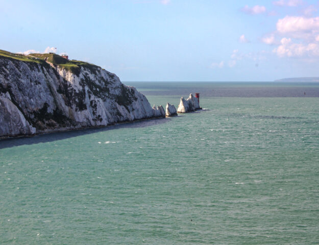 The Needles, icónicos acantilados y formaciones rocosas en la costa de la Isla de Wight.