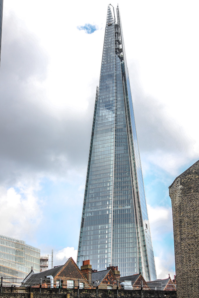 El Shard, el rascacielos más alto de Londres, se eleva sobre el horizonte urbano.