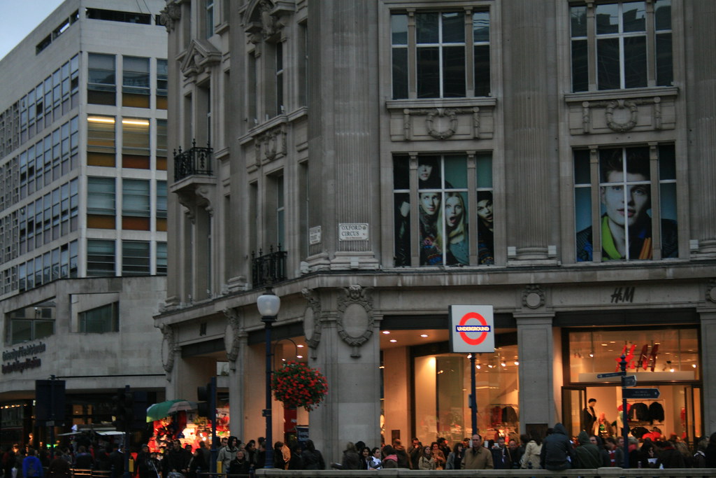 Fachada de tienda H&M en Oxford Circus con señal del metro de Londres.