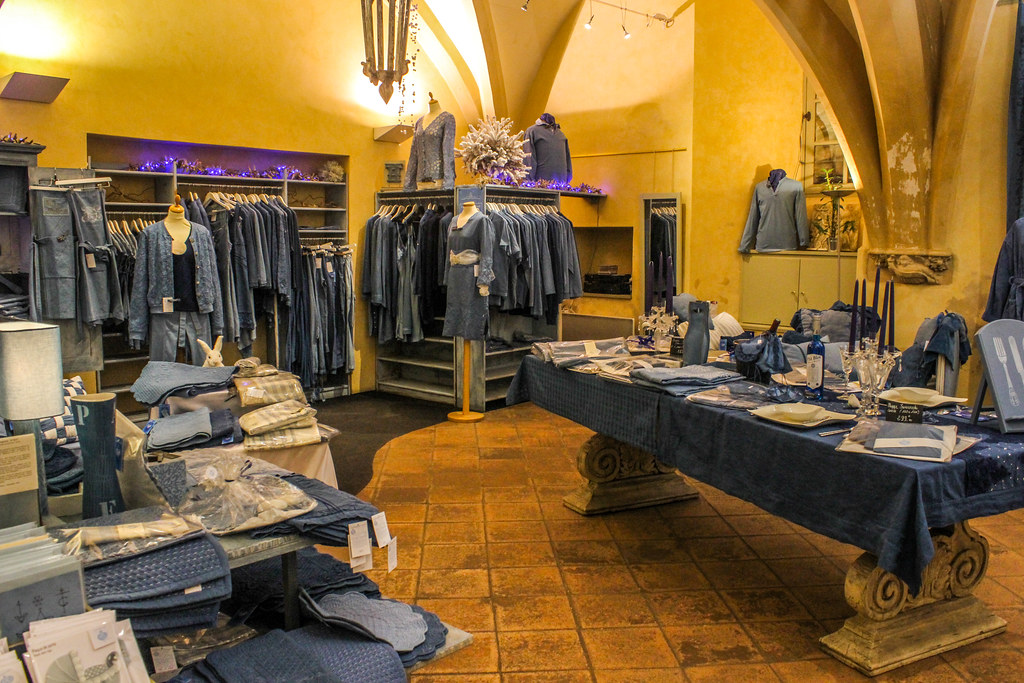 Tienda 'La Fleurée de Pastel' en Toulouse ofreciendo textiles y moda en tonalidades de azul pastel.