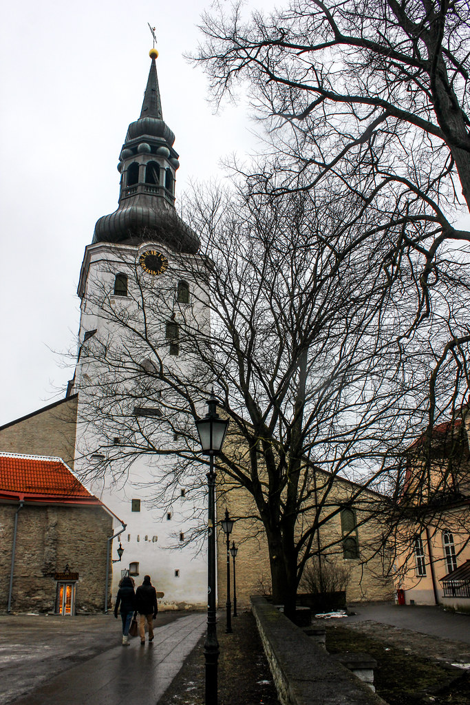 Torre del campanario de la Catedral de Santa María en Tallin, Estonia, con parejas caminando.