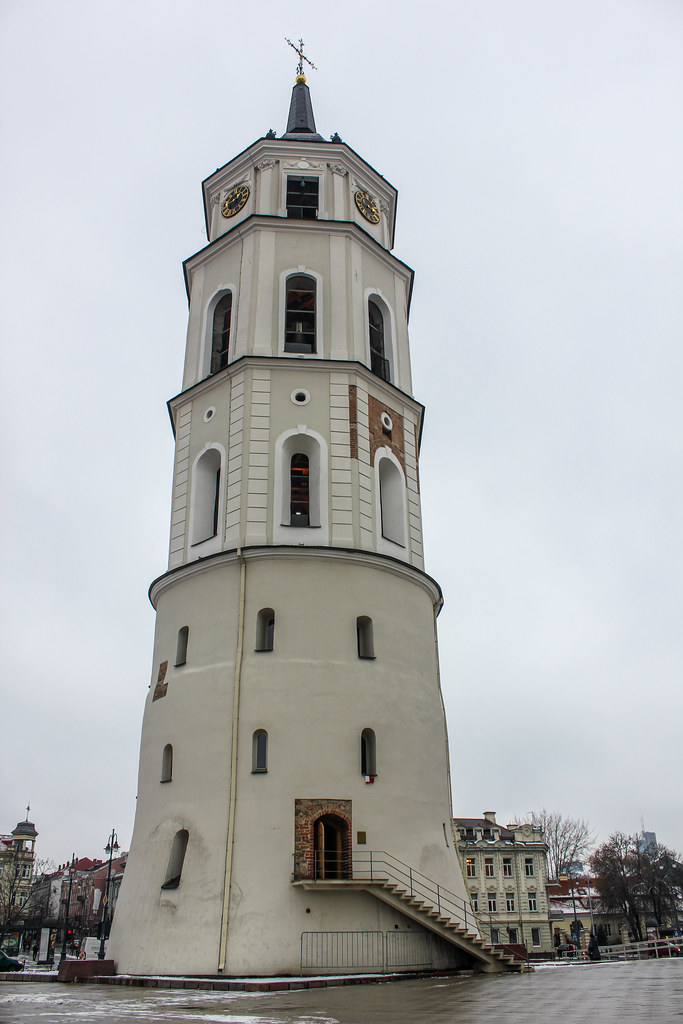 La histórica Torre del Campanario de la Catedral en Vilna en un día nublado.