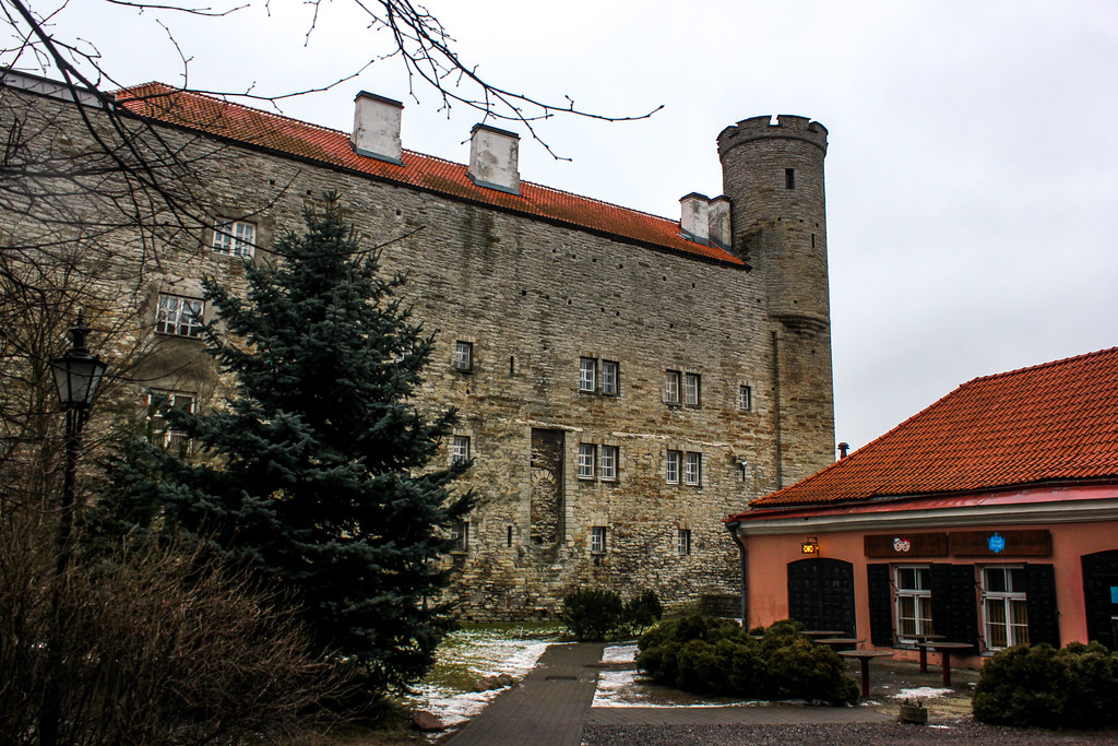 Parte lateral del Castillo de Toompea con torre en Tallin, Estonia.
