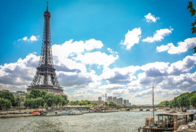 Torre Eiffel desde el río Sena en París, Francia.