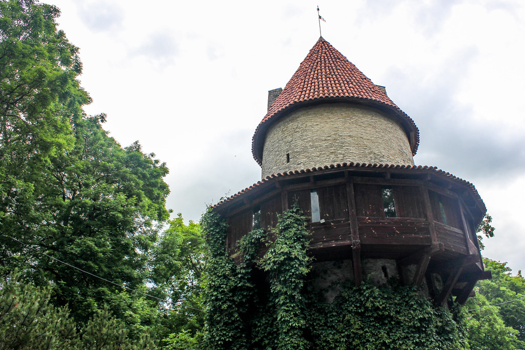 Torre de Kiiu, una estructura medieval en Estonia, entre árboles verdes.