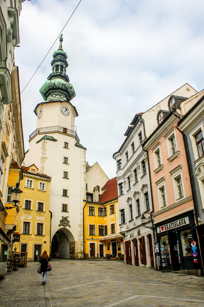 Torre del Reloj de Michael en el casco antiguo de Bratislava con calles empedradas y edificios coloridos.
