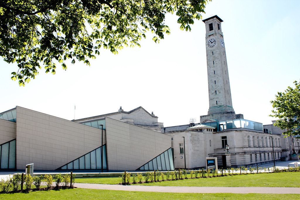 Torre del reloj en Southampton junto a la moderna estructura del museo SeaCity.