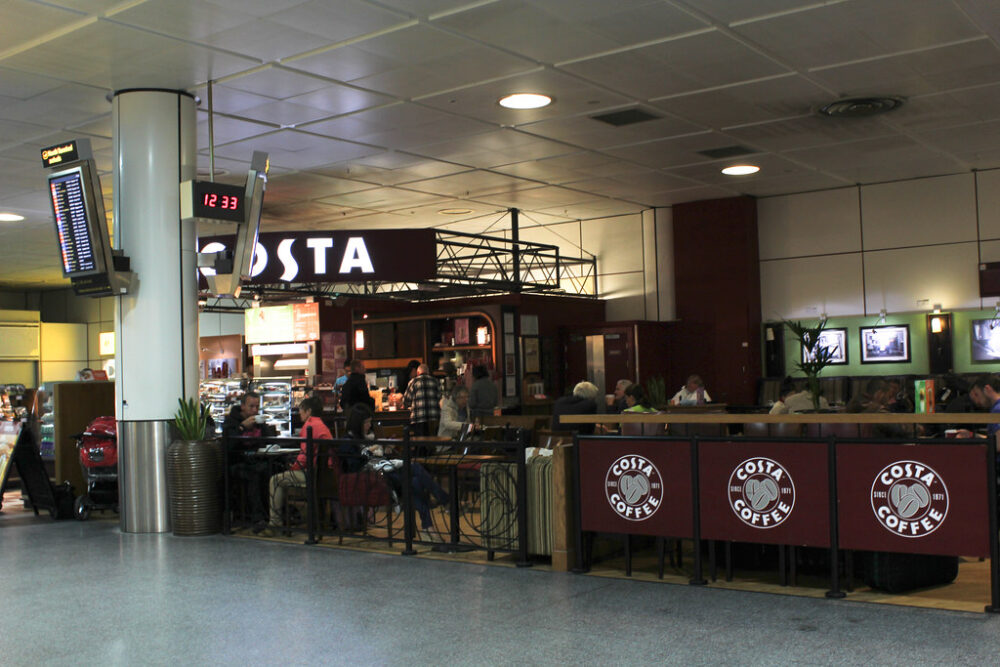 Barista de una cafetería Costa podría ser tu primer trabajo en Reino Unido.