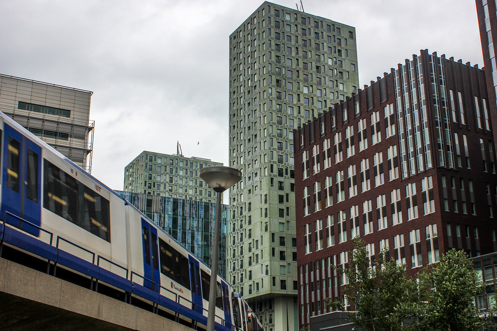 Tren elevado pasando entre modernos edificios de oficinas en Róterdam.