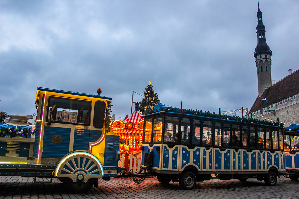 Tren turístico junto al mercado de Navidad.