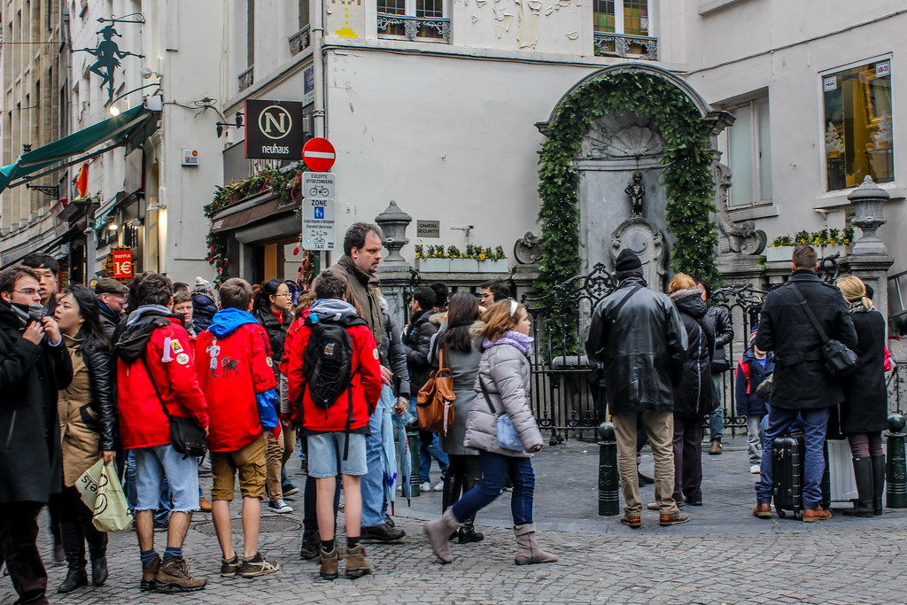 Turistas alrededor de la estatua de Manneken Pis en Bruselas.