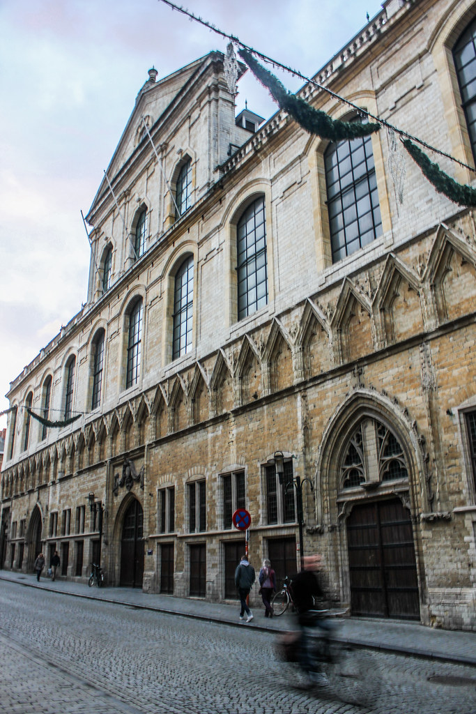 Fachada gótica de la Sala Universitaria, Universiteitshal, de la Universidad de Lovaina.
