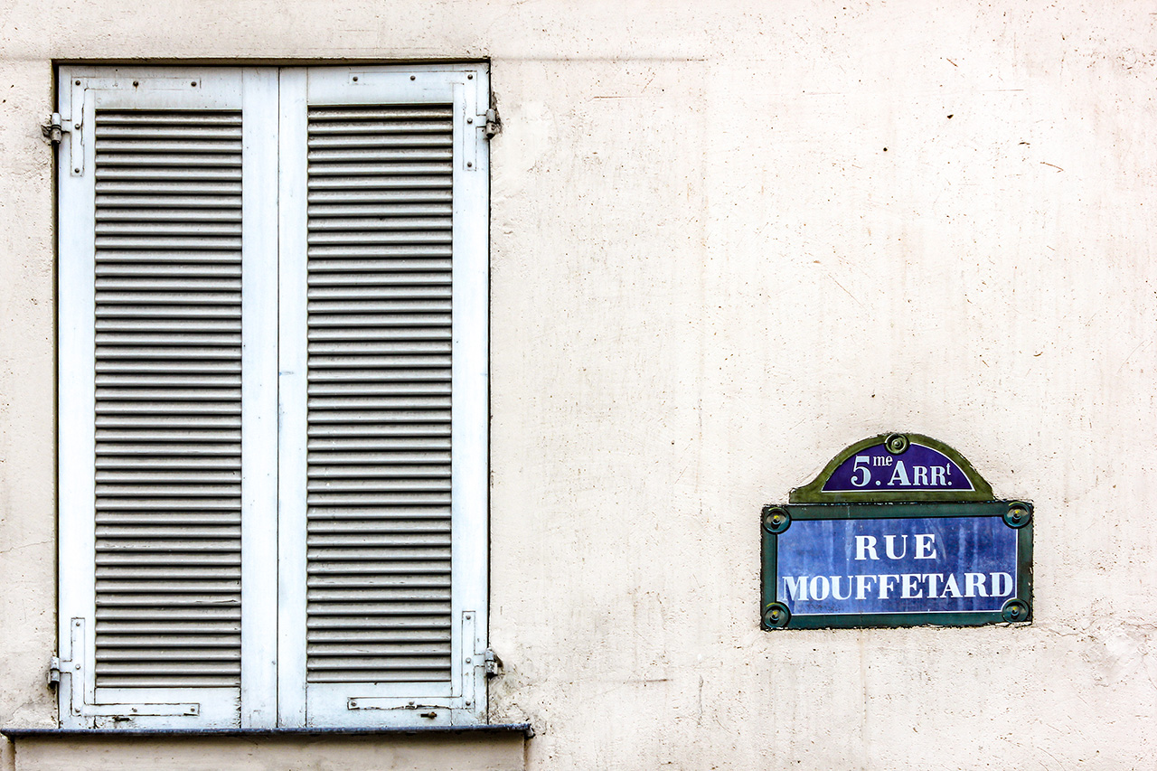 Detalles en la Rue Mouffetard de París.
