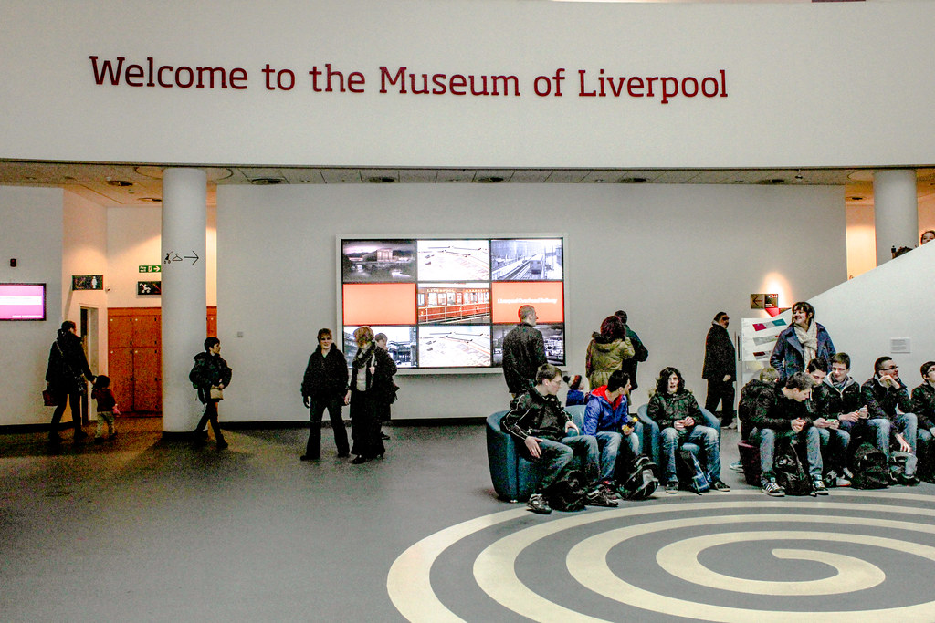 Visitantes en el vestíbulo del Museo de Liverpool con espiral en el suelo.