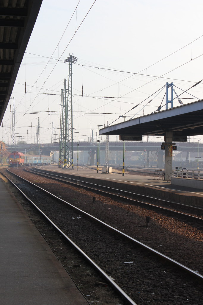 Vista de las vías en la estación de tren de Debrecen.
