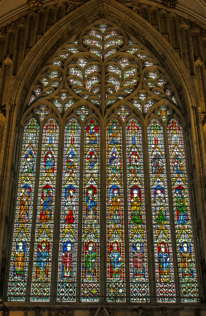 Vidriera detallada y colorida de la Catedral de York Minster.