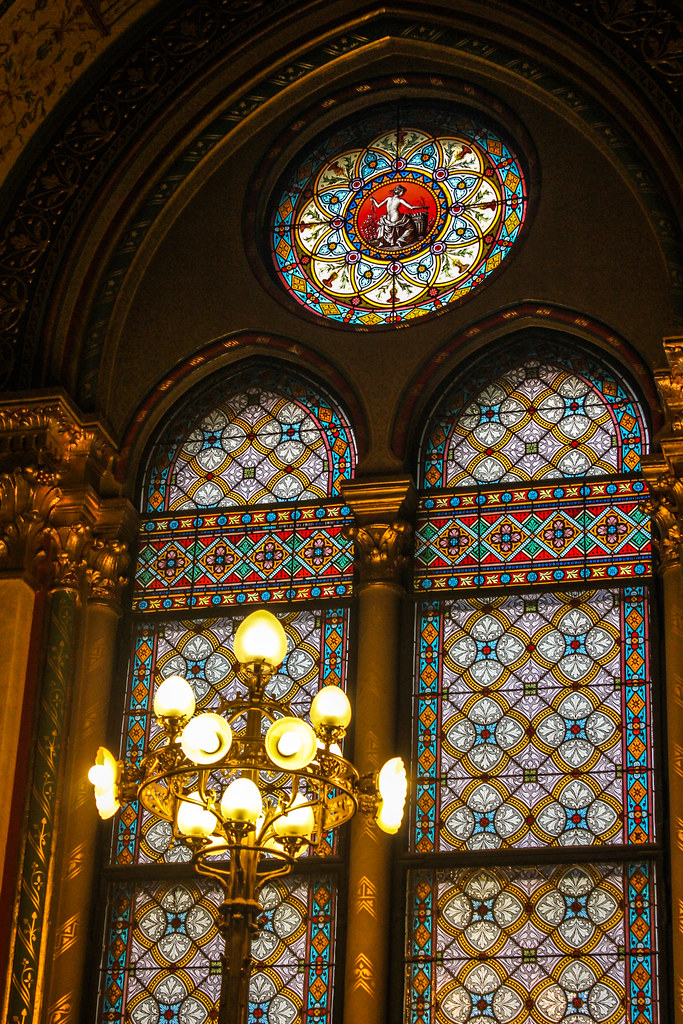 Vidrieras ornamentadas y lámpara de araña en el Parlamento de Budapest.