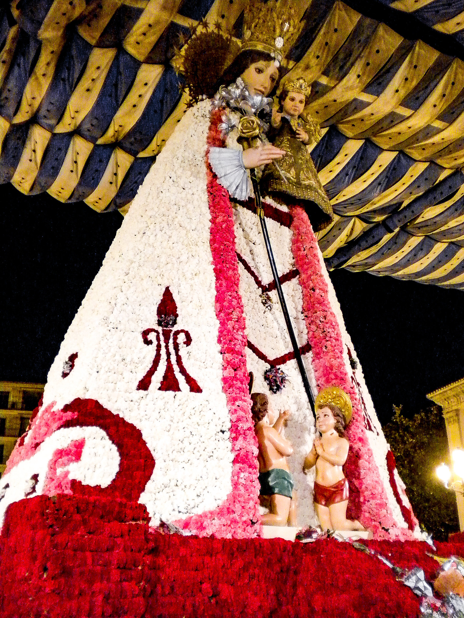 Qué hacer en Fallas: Virgen de los Desamparados, Valencia, España.