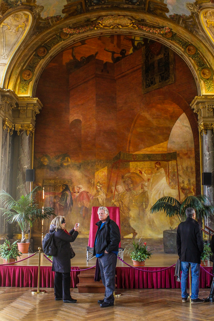 Visitantes observando los murales en la Sala de los Ilustres del Capitolio de Toulouse.