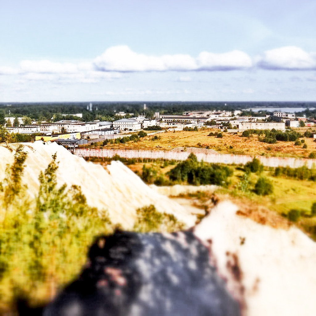 Vista elevada del complejo penitenciario cerca de la cantera de Rummu en Estonia bajo cielo parcialmente nublado.