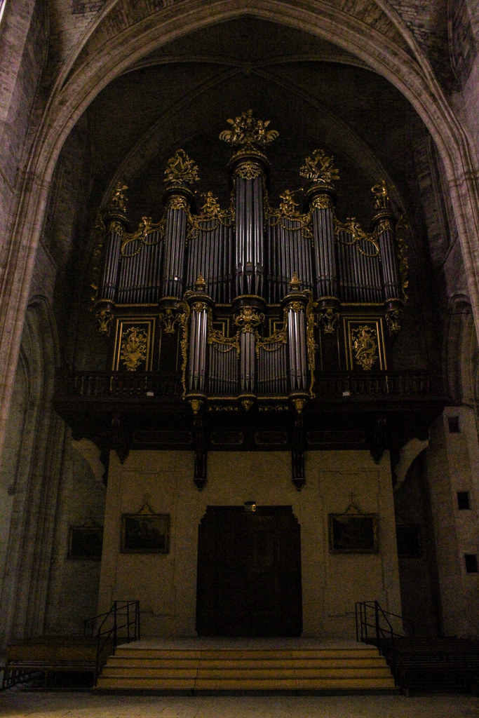 Vista frontal del majestuoso órgano barroco en la Catedral de Saint-Pierre de Montpellier.