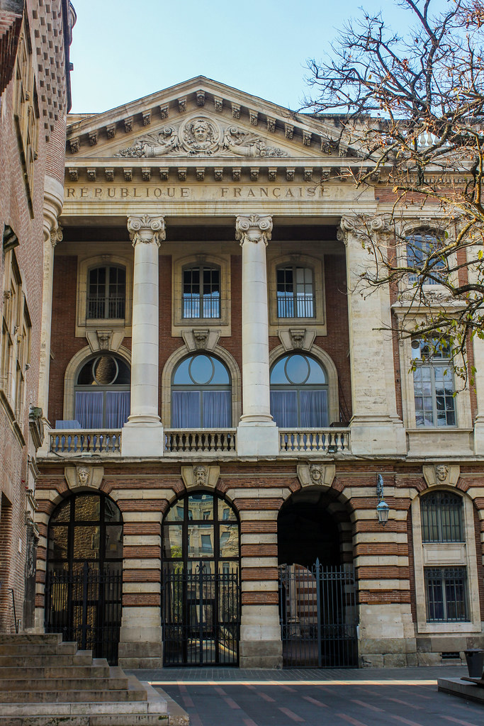 Vista trasera del Capitole de Toulouse con columnas y escudo de la República Francesa.