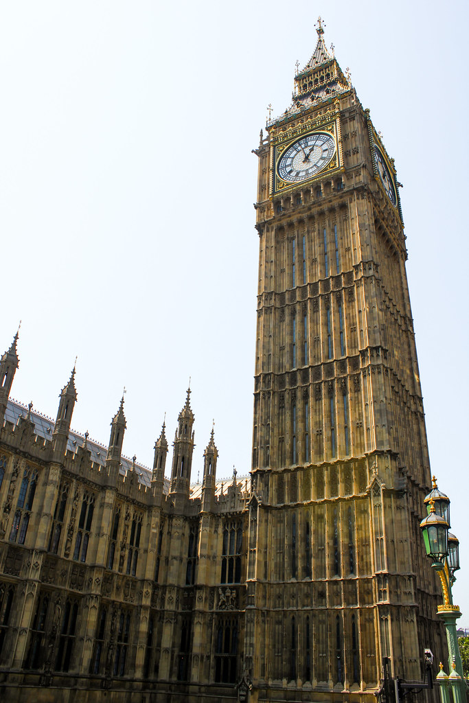 Vista vertical del Big Ben y la arquitectura gótica del Palacio de Westminster en un día soleado en Londres.