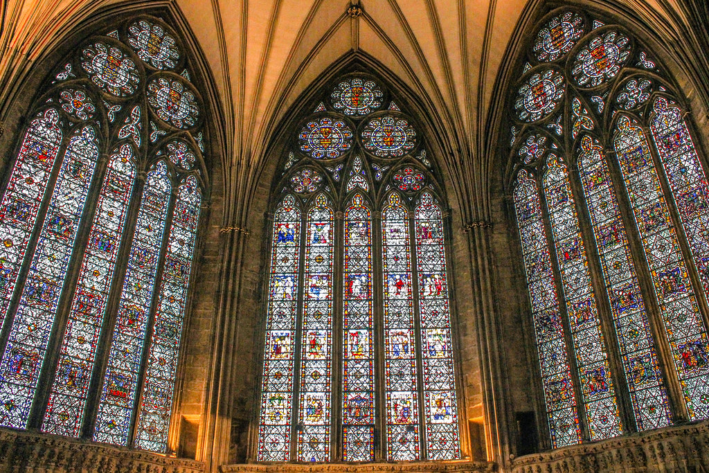 Vitrales góticos coloridos en el interior de la Catedral de York Minster.