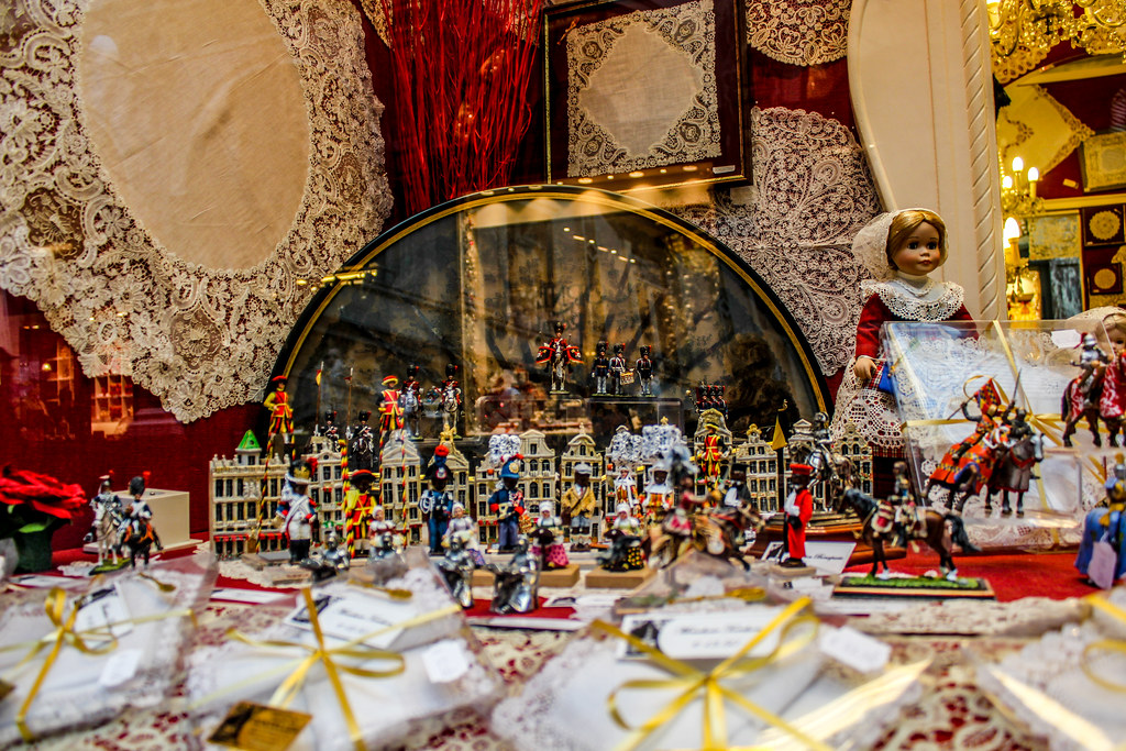 Vitrina de una tienda con encajes, muñecas y miniaturas típicas belgas.