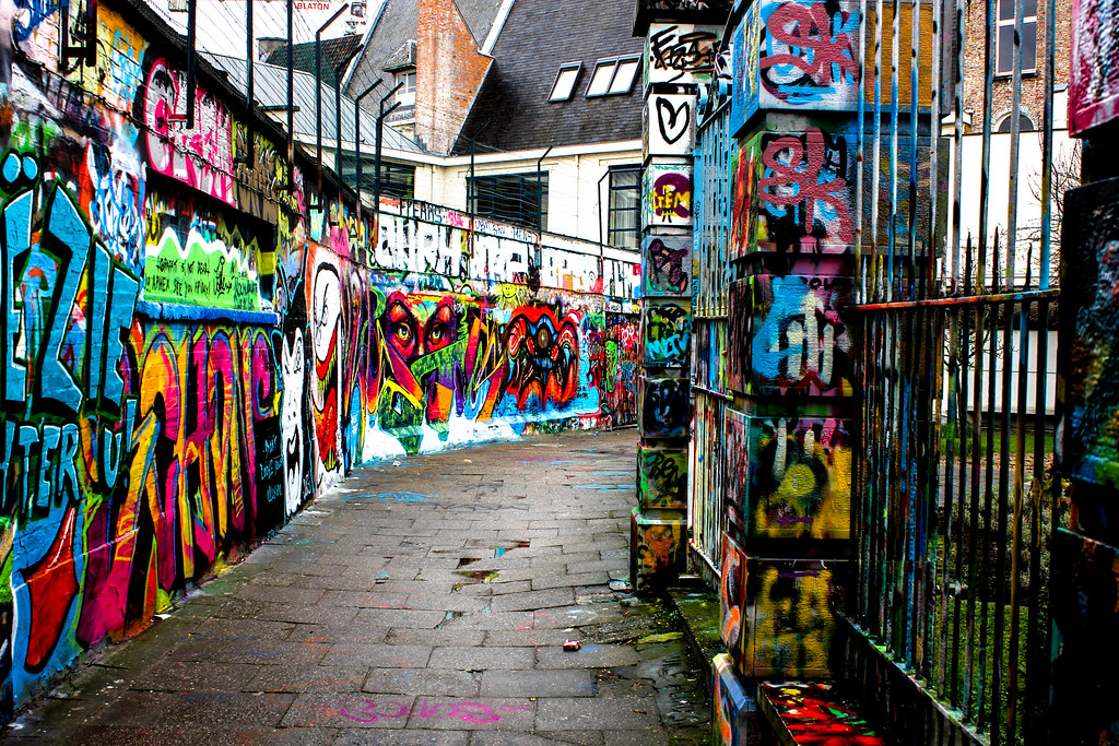Calle Werregarenstraat en Gante, cubierta de coloridos grafitis de arte callejero.